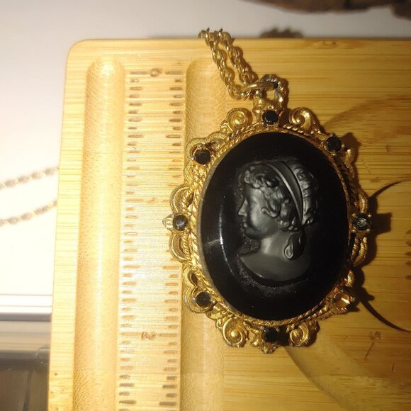 Victorian Style Cameo Pendant Necklace Gold Tone  Black Onyx  Chain - Picture 4 of 10